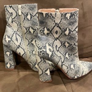 ❤️Pretty little thing short snake skin boots❤️A little taller than ankle boots❤️